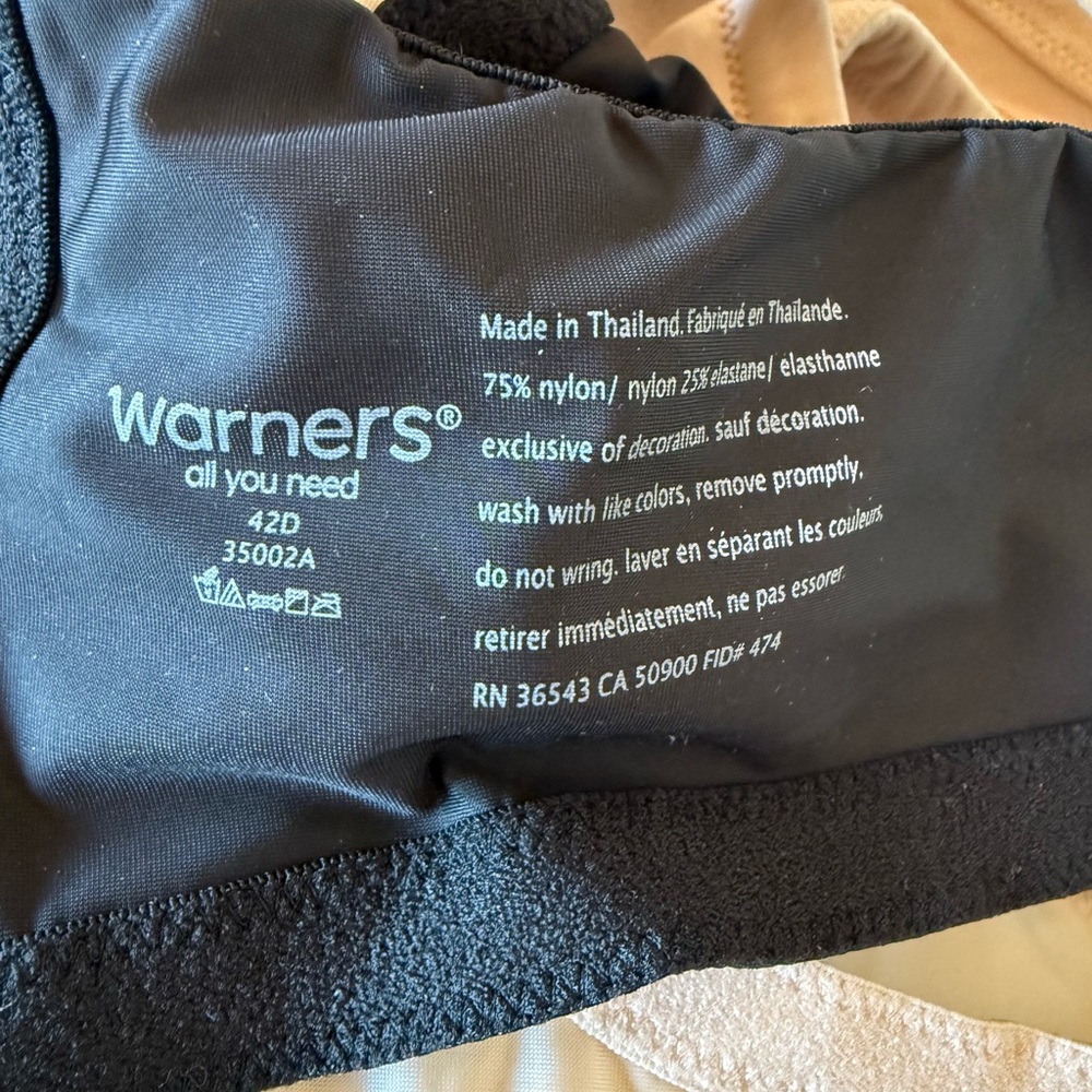 Elegant Black/Cream Women's Warner’s  42D Underwire Bras 2 bras Like New - Picture 3 of 5
